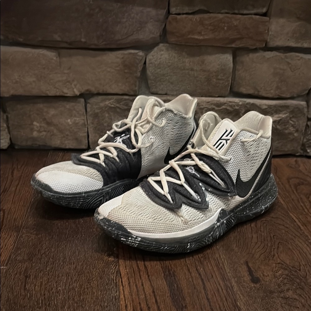 Men’s Nike Kyrie Irving Basketball shoes size 9.5
